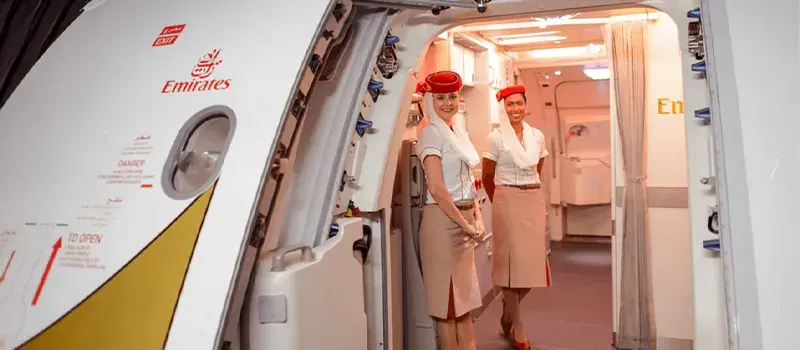 El Grupo Emirates examina la contribucion de las mujeres emiraties a aviacion