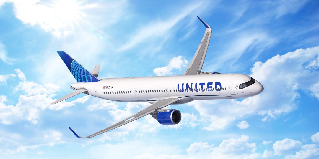 United Airlines ofreció pago triple a los auxiliares de vuelo