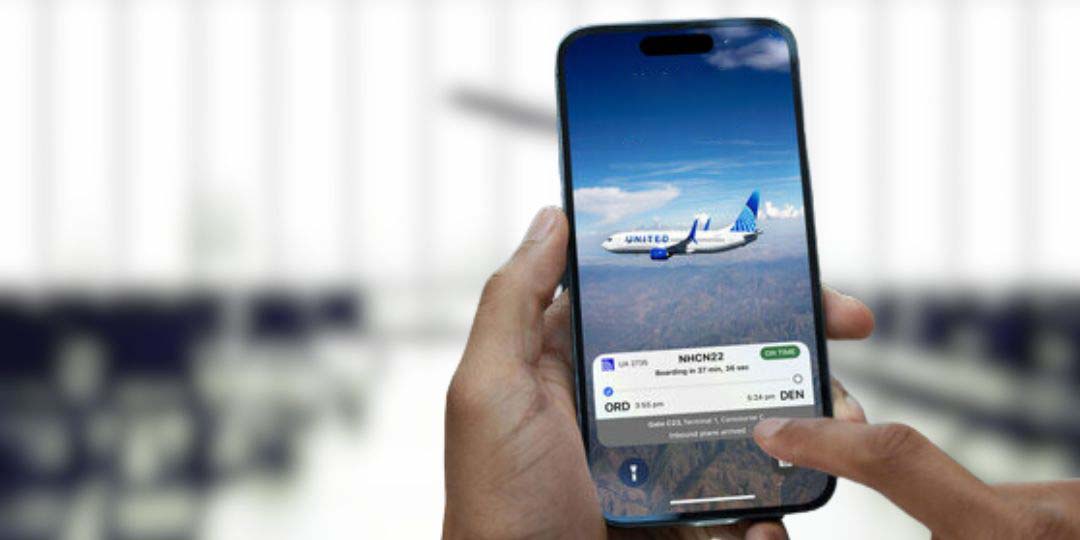 United Airlines anunciado se ha convertido en el primer transportista en los estados unidos que apoyar actividades en vivo por iphone 14 Pro y iphone 14 Pro Max.  La nueva tecnología disponible a los viajeros dará a los pasajeros de United acceso en tiempo real a sus tarjetas de embarque, números de puerta y asiento, y un reloj de cuenta atrás para la salida en su pantalla de bloqueo o mientras desbloqueado en la isla dinámica, todo sin abrir la aplicación oficial de la aerolínea.  La característica fue dis